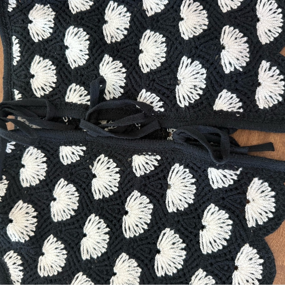 Abercrombie & Fitch Black Crochet Tie-Front Tank with White Heart Motif - Picture 5 of 5